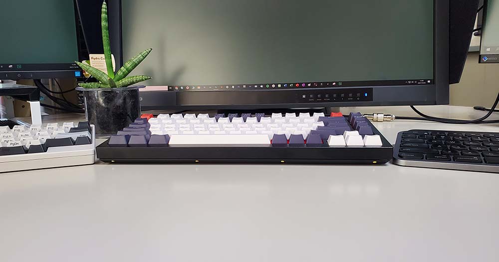 デスクを真横から撮影し、HHKB Professional HYBRID Type-SとKeychron Q1、MX Keys S for Macの厚みを比較したカット