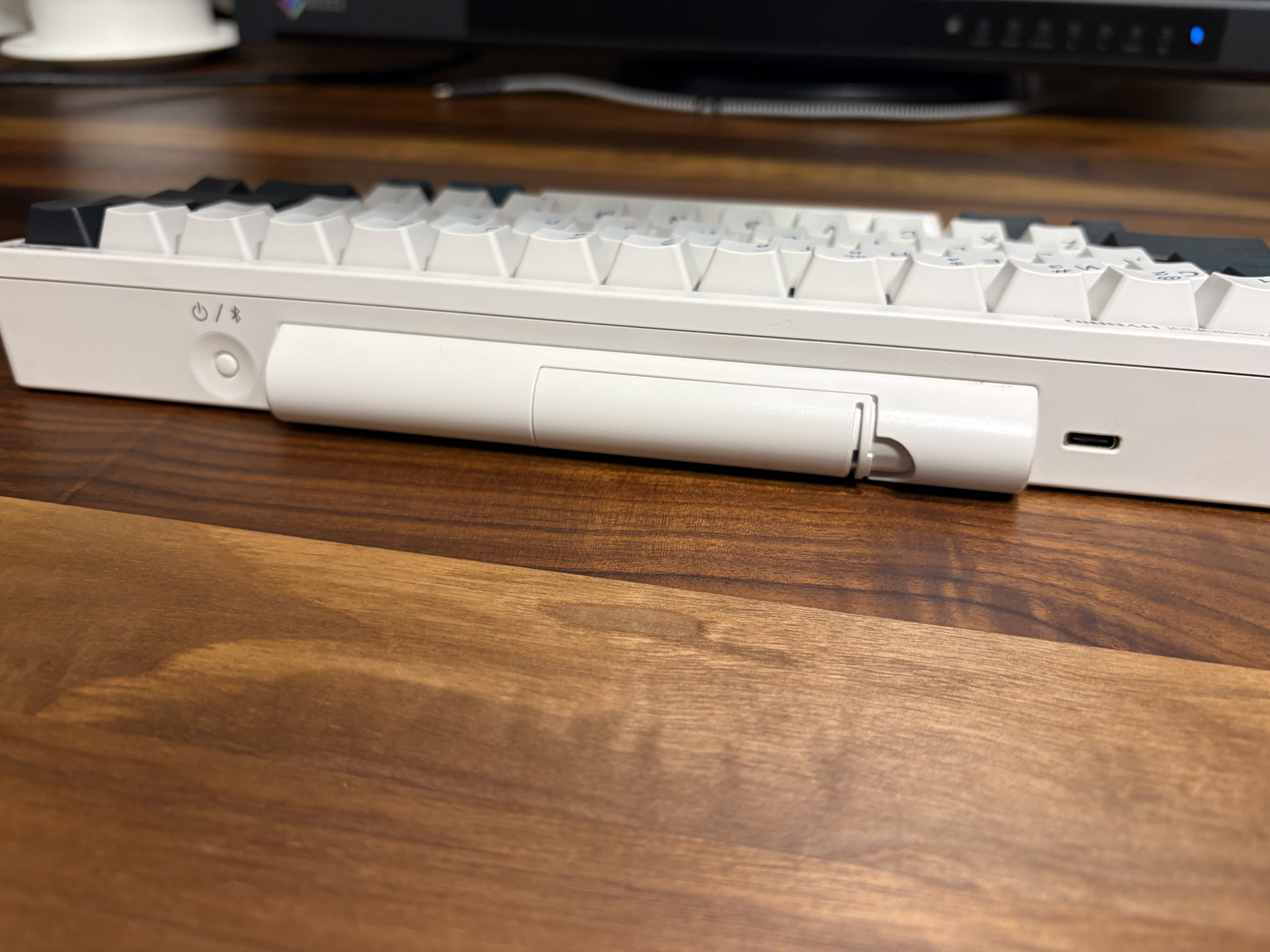 HHKB Professional HYBRID Type-Sの背面にある電源／Bluetoothボタン、電池カバー、USB Type-C端子