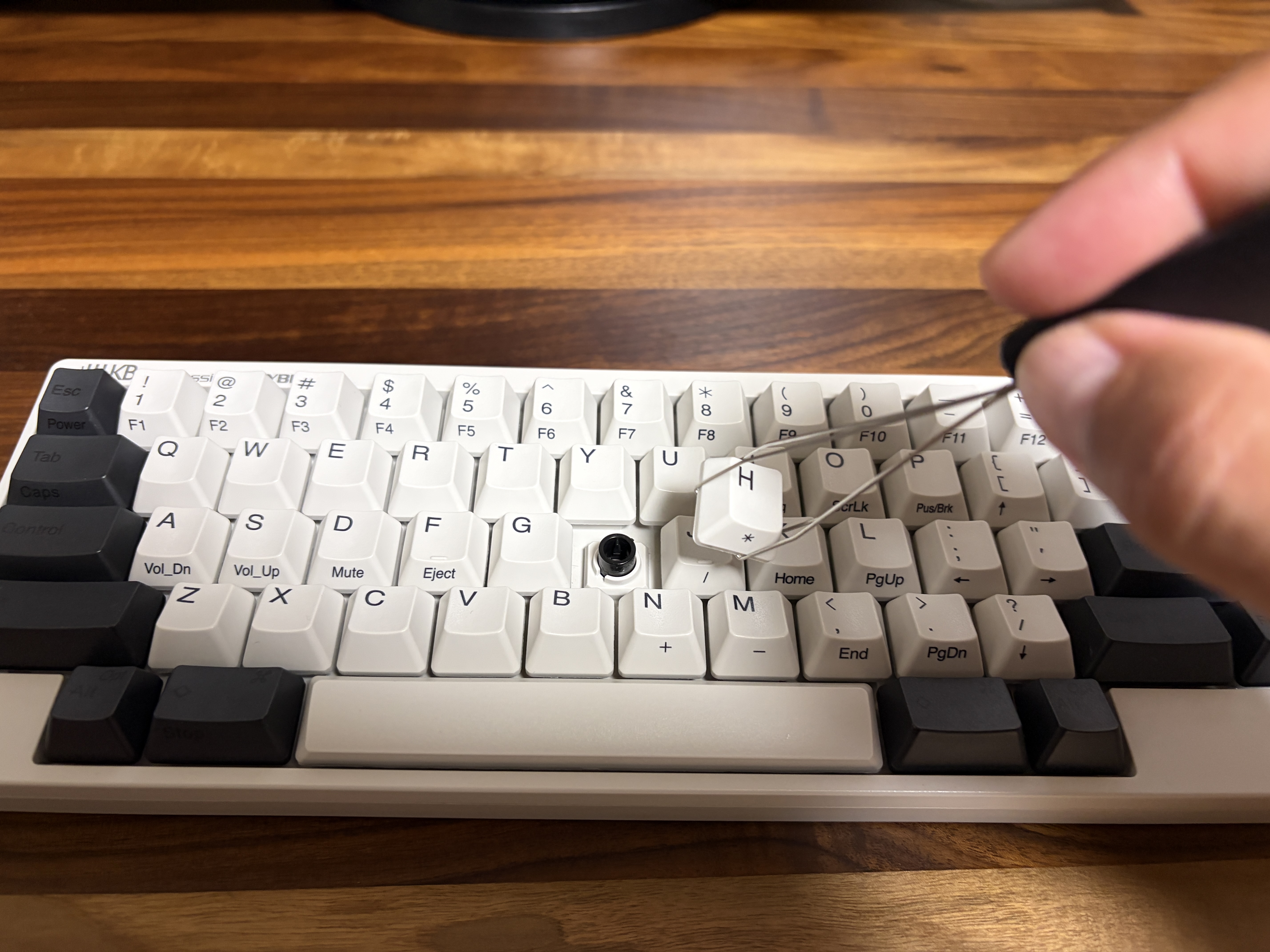 ワイヤー式キープラーでHHKBのキーキャップを引き抜いている瞬間