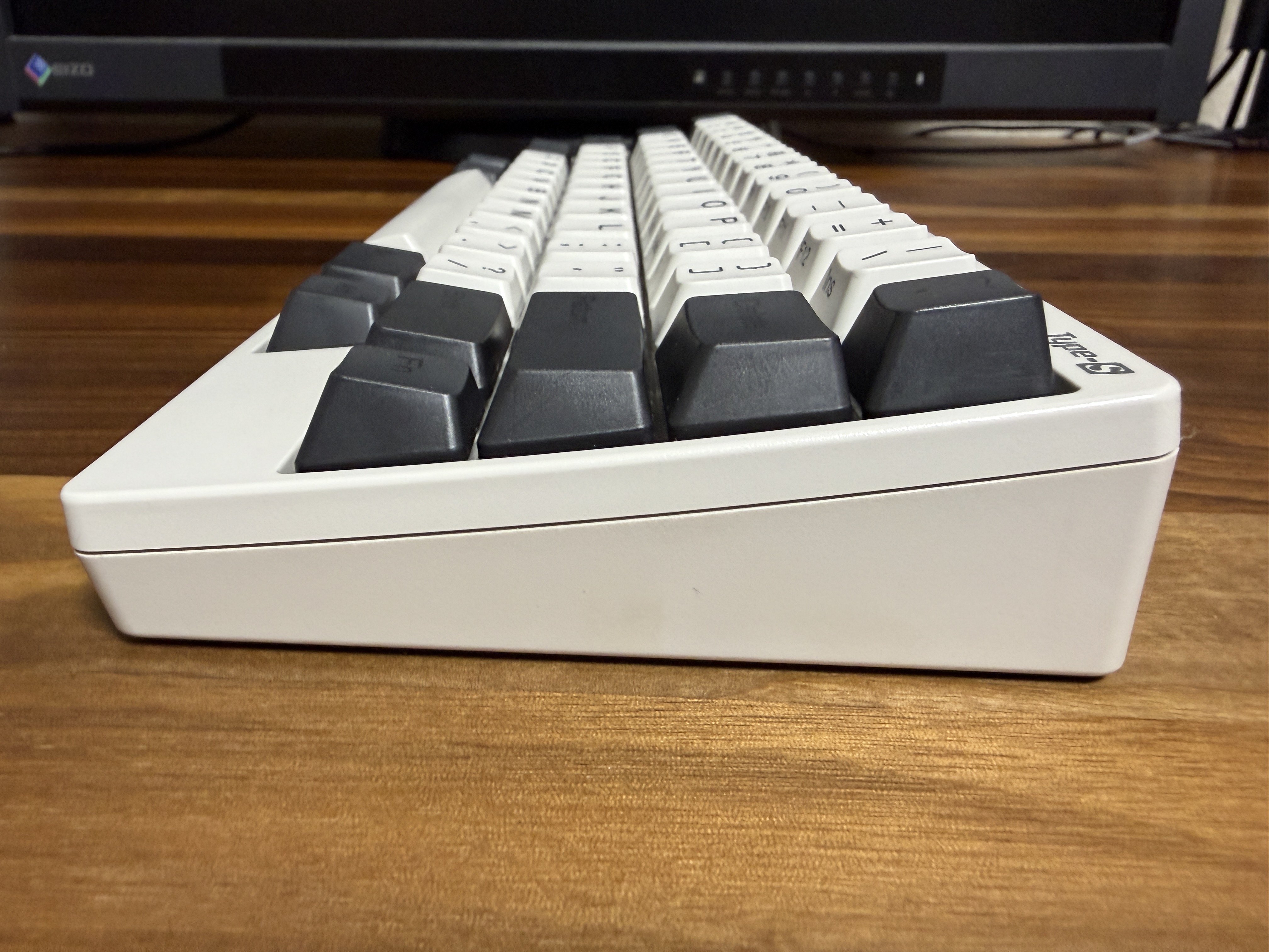HHKB Professional HYBRID Type-Sを側面から見た、くさび形プロファイルとステップスカルプチャのキー配列