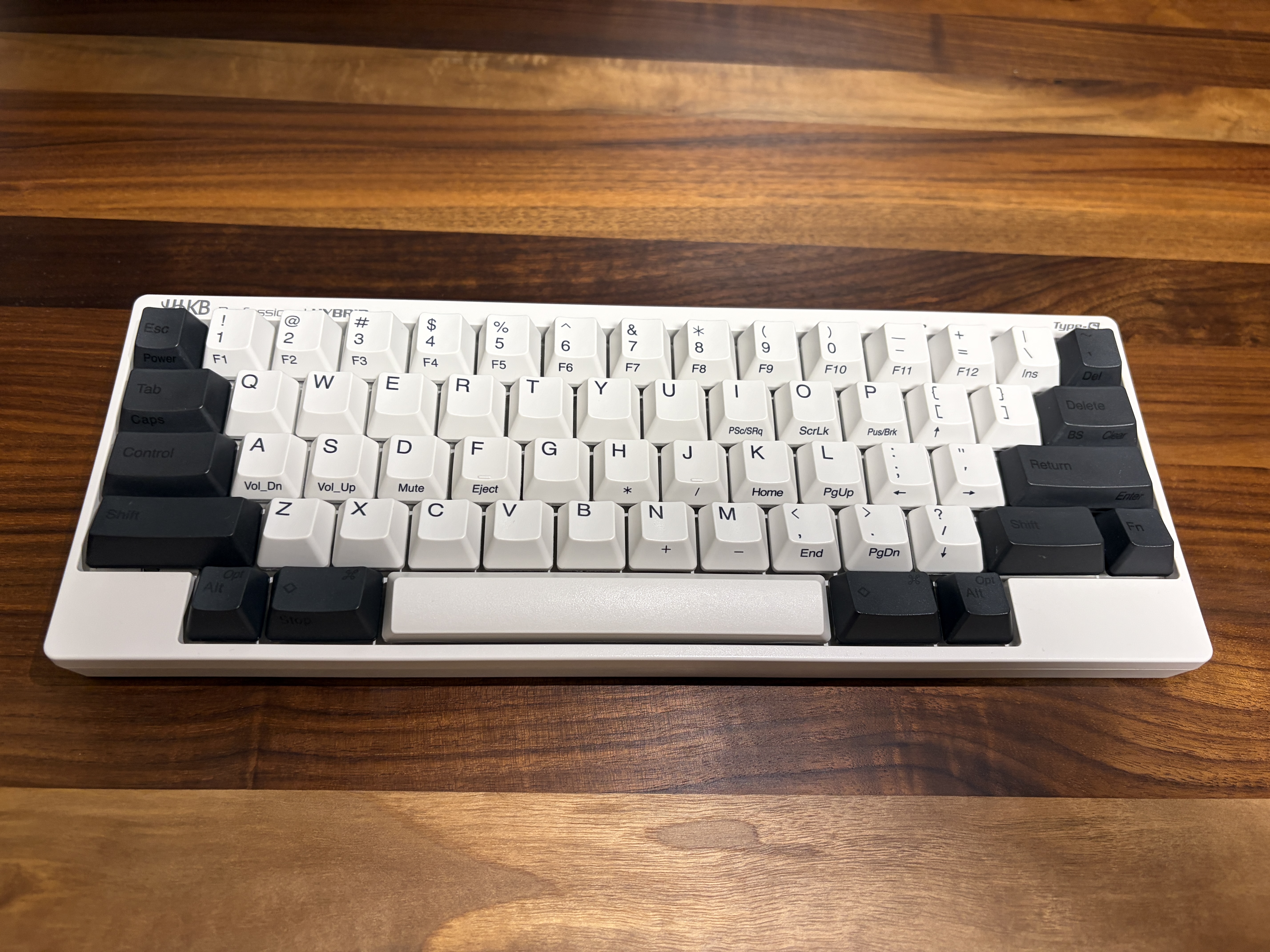 木製デスクに置かれた白色US配列のHHKB Professional HYBRID Type-Sの全体像