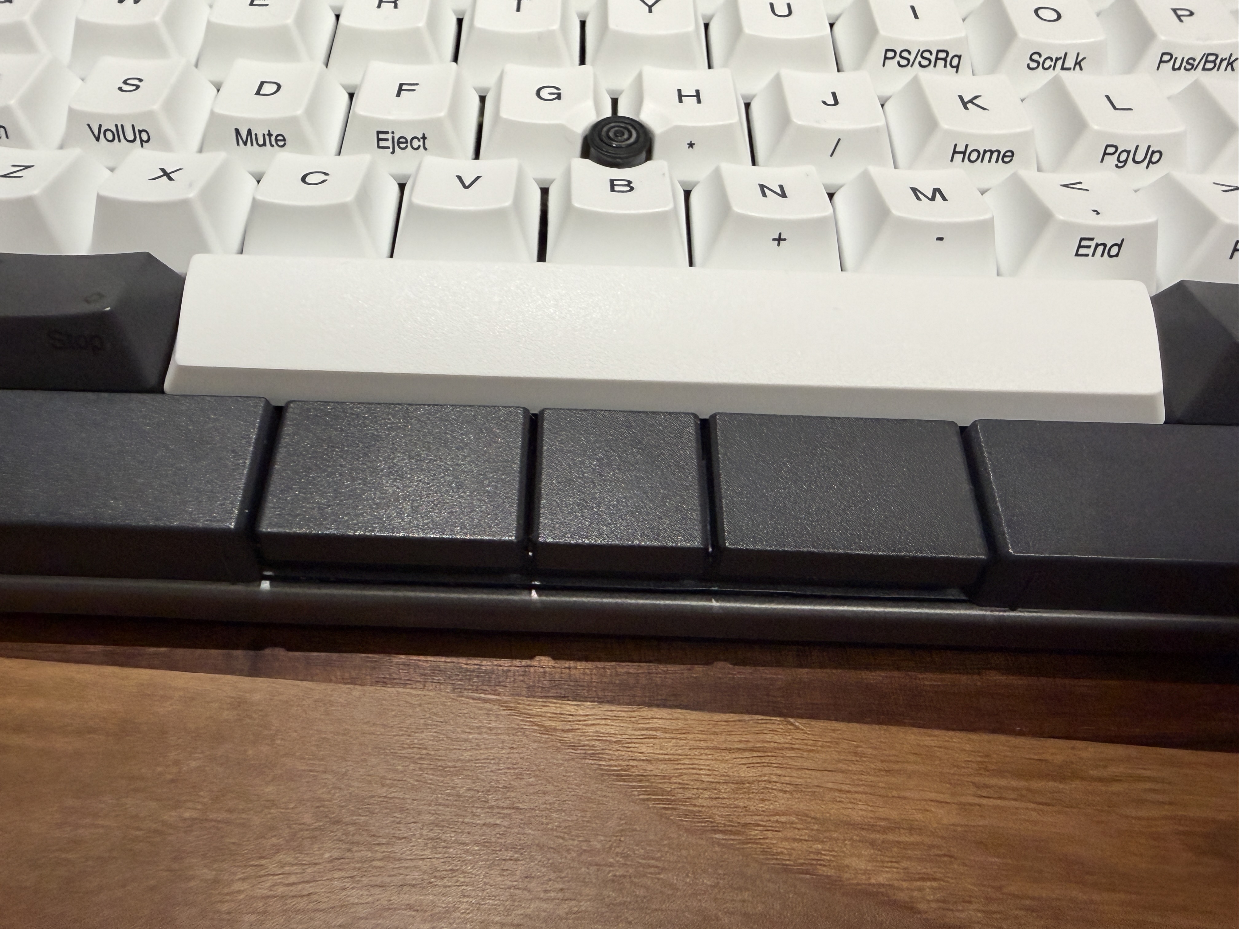 HHKB Studioのスペースバー手前にある、左クリックボタン、Fnボタン、右クリックボタン、の3つのボタン。