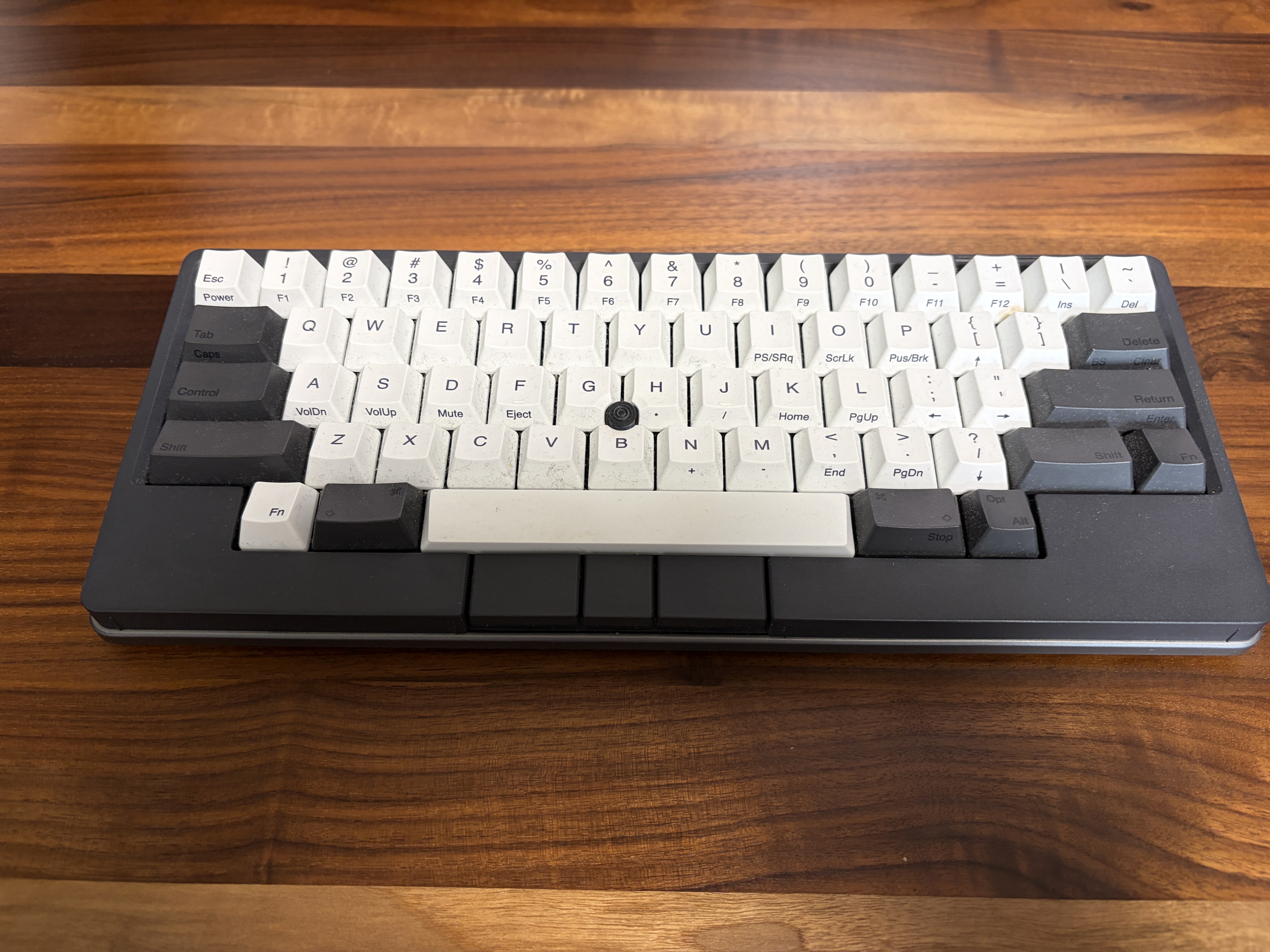 HHKB Studioを俯瞰で撮影した全体像とGキーとHキーの間の赤いポインティングスティック