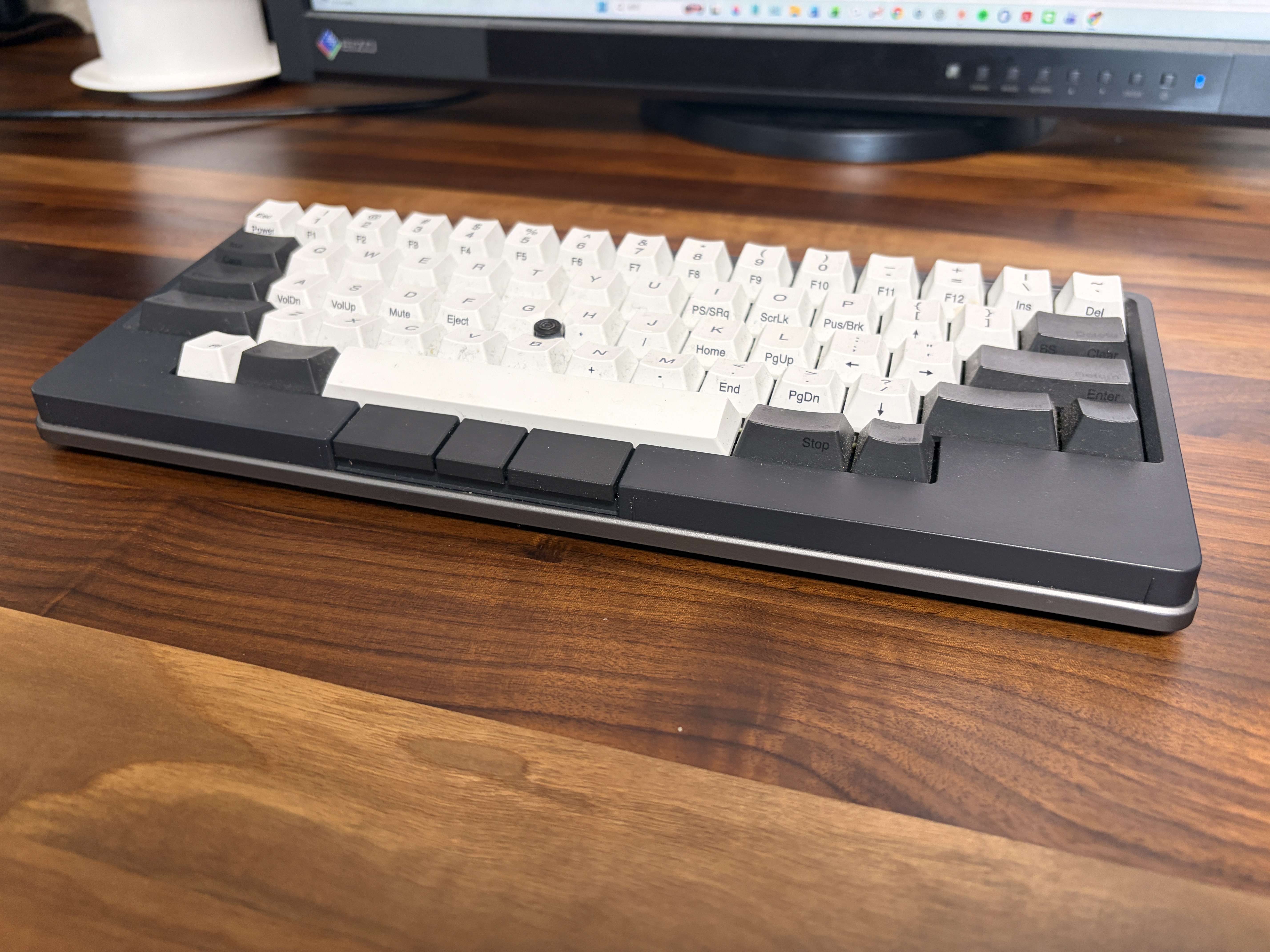 HHKB Studioを右手前のローアングルで撮影し手前側面に並ぶ黒いマウスボタンを写した写真