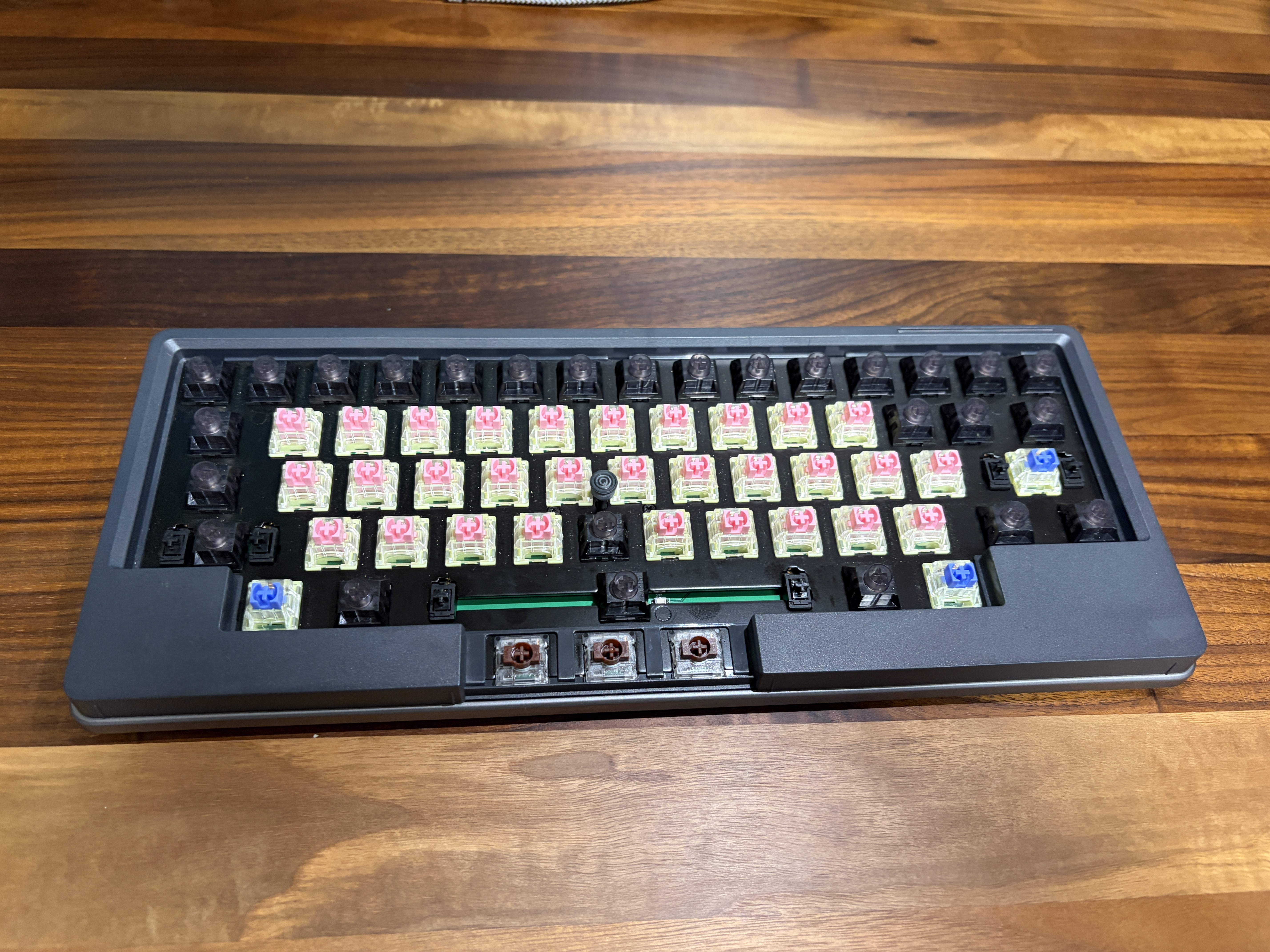 HHKB Studioのキーキャップを外し、ホットスワップソケットに並ぶピンク軸などのキースイッチが見える本体全景