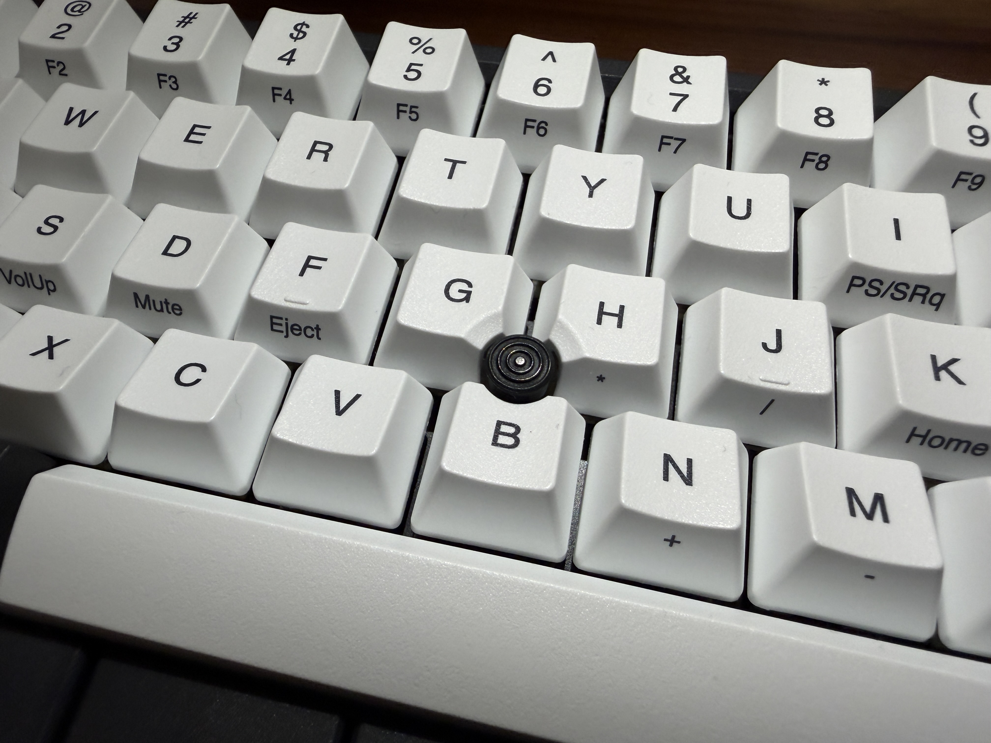 HHKB StudioのGHBキー中央に配置されたポインティングスティックの接写