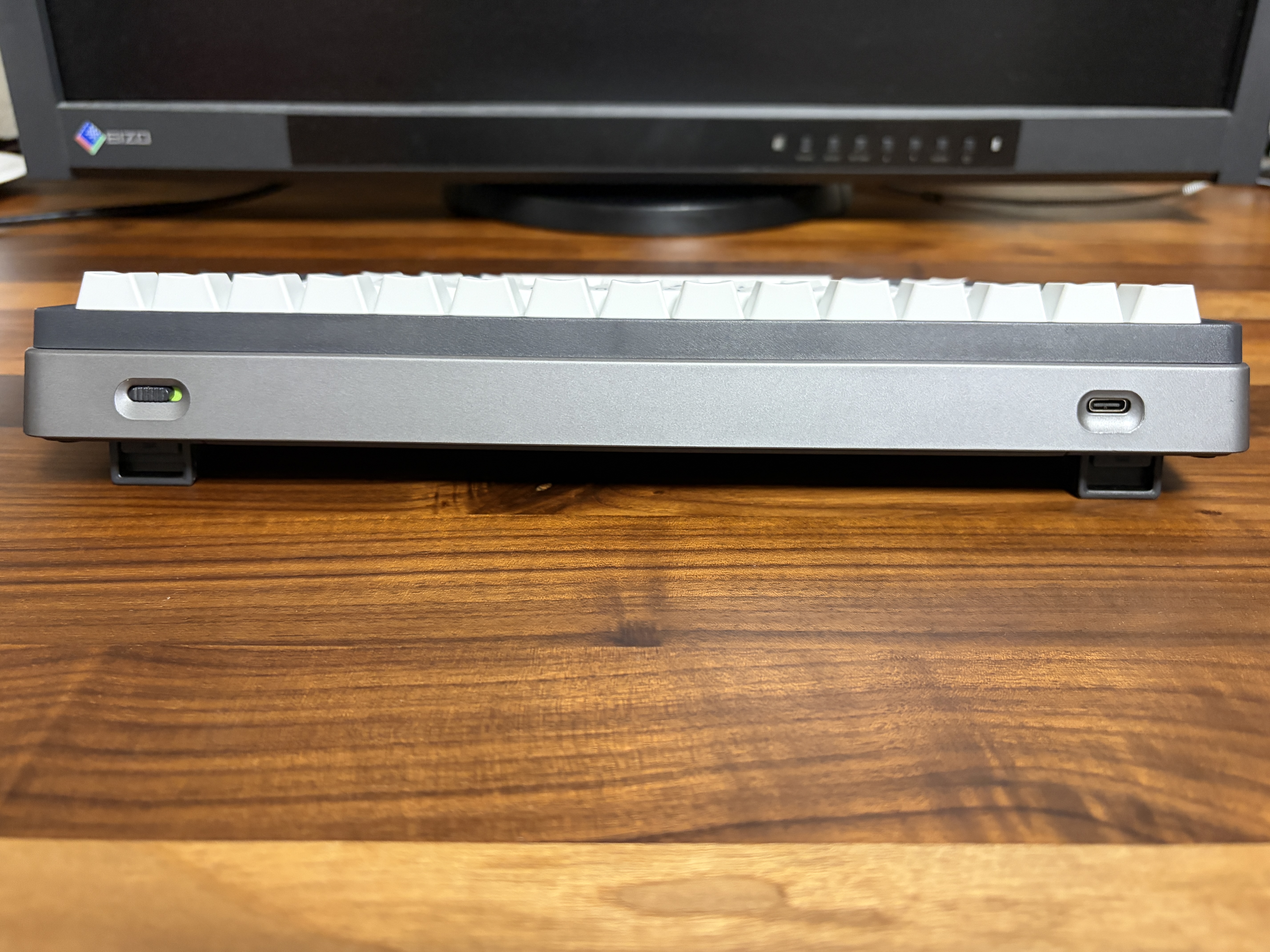 HHKB Studio側面にある電源スライドスイッチとUSB Type-C端子のクローズアップ