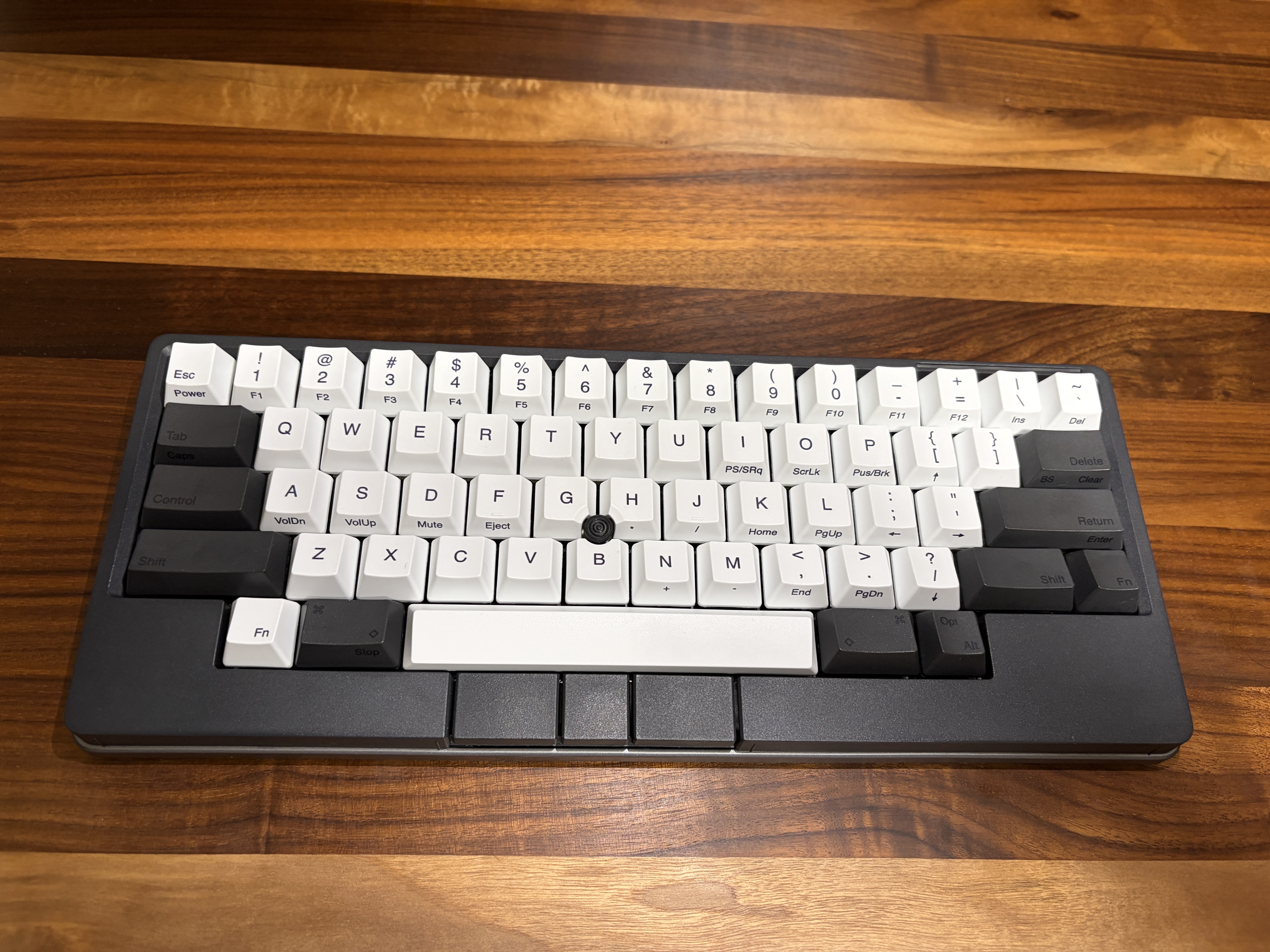 HHKB StudioのUS配列キーボード全体を真上から撮影した写真。白と黒のキーキャップと中央のポインティングスティック