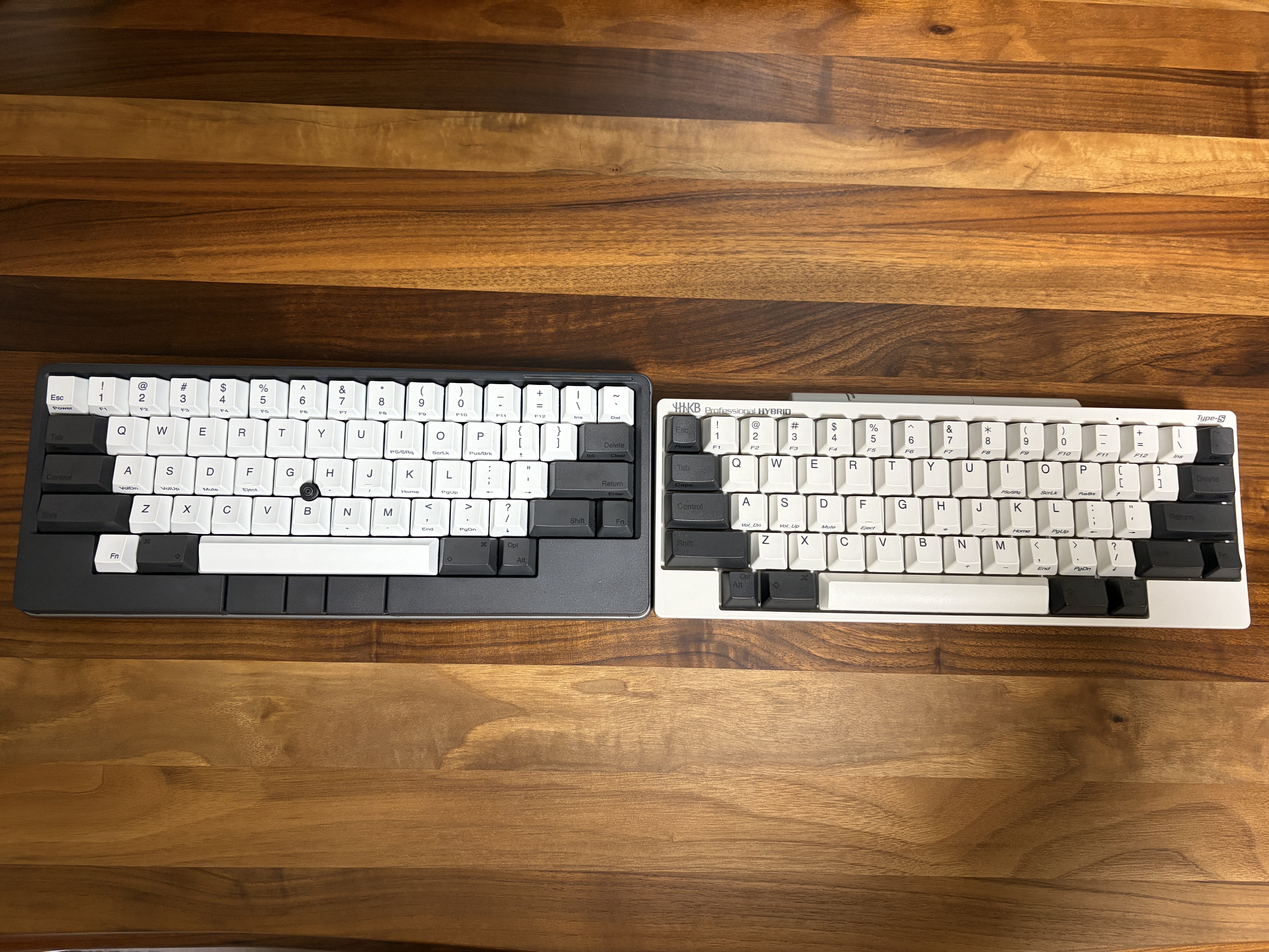 黒いHHKB Studioと白いHHKB Professional HYBRID Type-Sを並べて真上から比較した写真