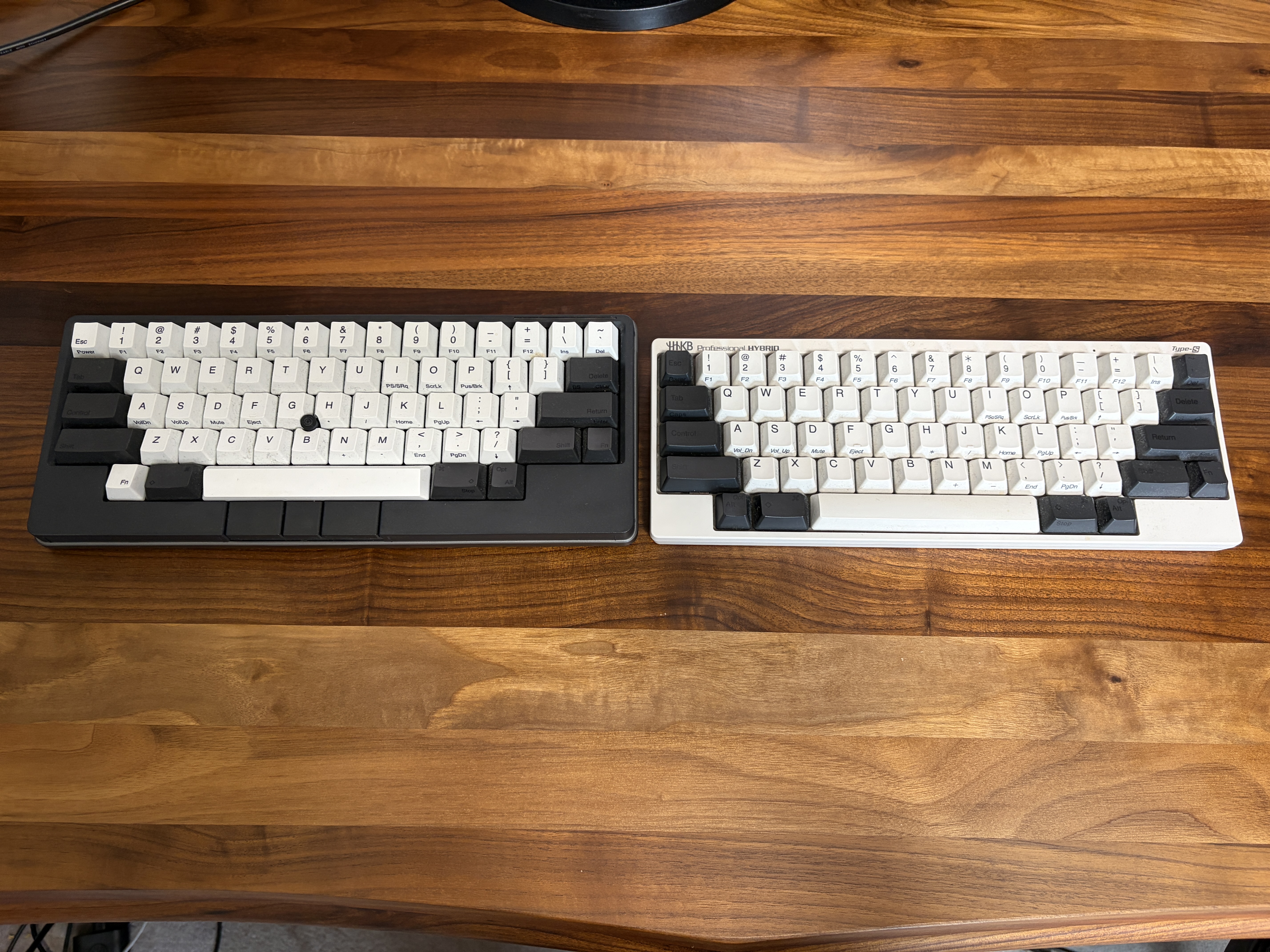 HHKB StudioとHHKB Professional HYBRID Type-Sを横並びにして真上から撮影したサイズ比較