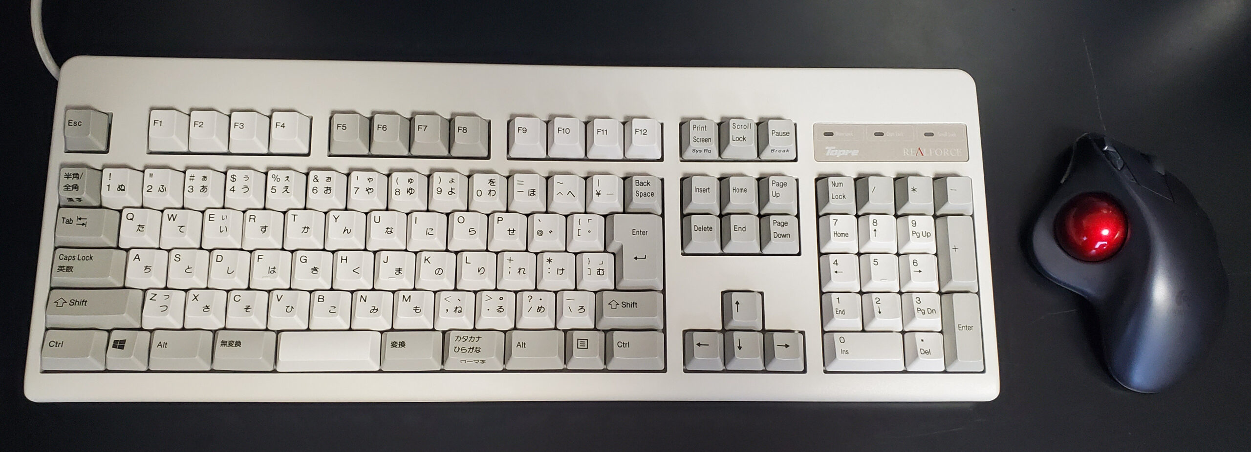 かな刻印入りの日本語配列フルサイズキーボードをデスクに置いた俯瞰写真